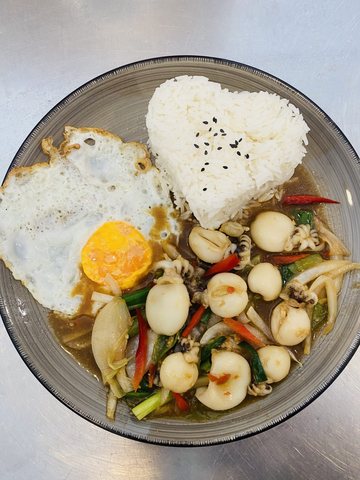 Tintenfisch mit Gemüse und Chili, dazu ein Spiegelei und Reis in Herzform